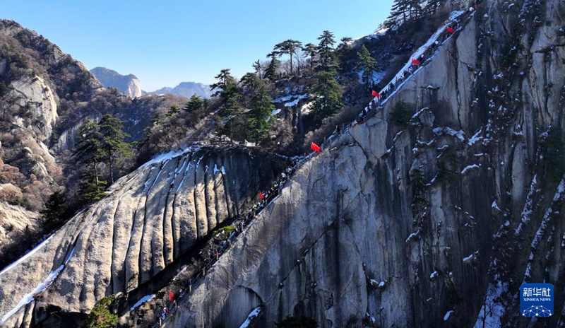 美しい中国　新春に華山に登り険しい山を眺める