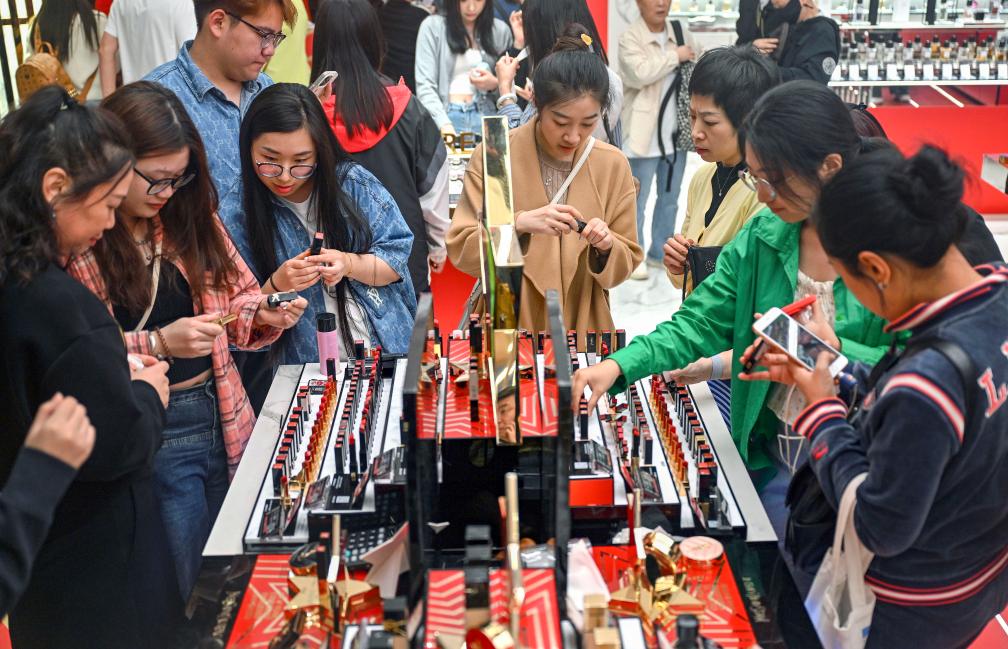 2月11日、海口国際免税城で化粧品を選ぶ消費者（撮影・郭程）。