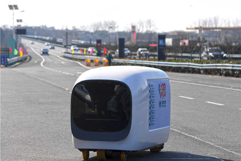 湖北省武漢市の高速道路サービスエリアで使用される充電ロボット