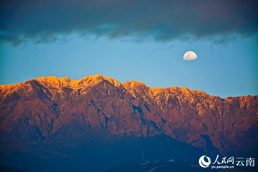 夕日に照らされた大理蒼山と空に浮かぶ月を楽しむ　雲南省