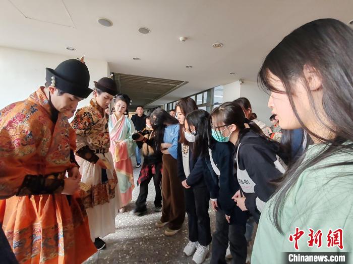 漢服の細かな点にまで興味津々の台湾地区の学生たち（撮影・楊程晨）。