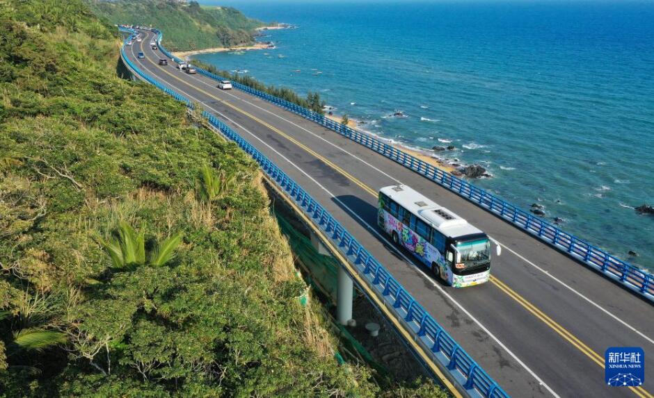海南環島観光道路の万寧正門嶺大橋区間を走行する観光バス（2月21日、ドローンによる撮影・郭程）。