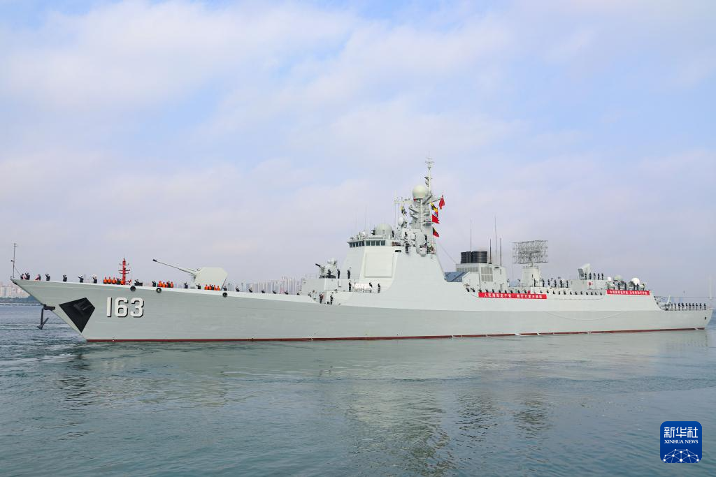 2月21日、中国海軍第46次護衛艦隊が広東省湛江市の某軍港から出航した。写真は埠頭を離れるミサイル駆逐艦「焦作」。（撮影・楊捷）