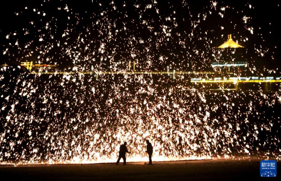 甘粛省敦煌市党河風情線で披露された伝統的な花火である「打鉄花」（2月21日撮影・張暁亮）。