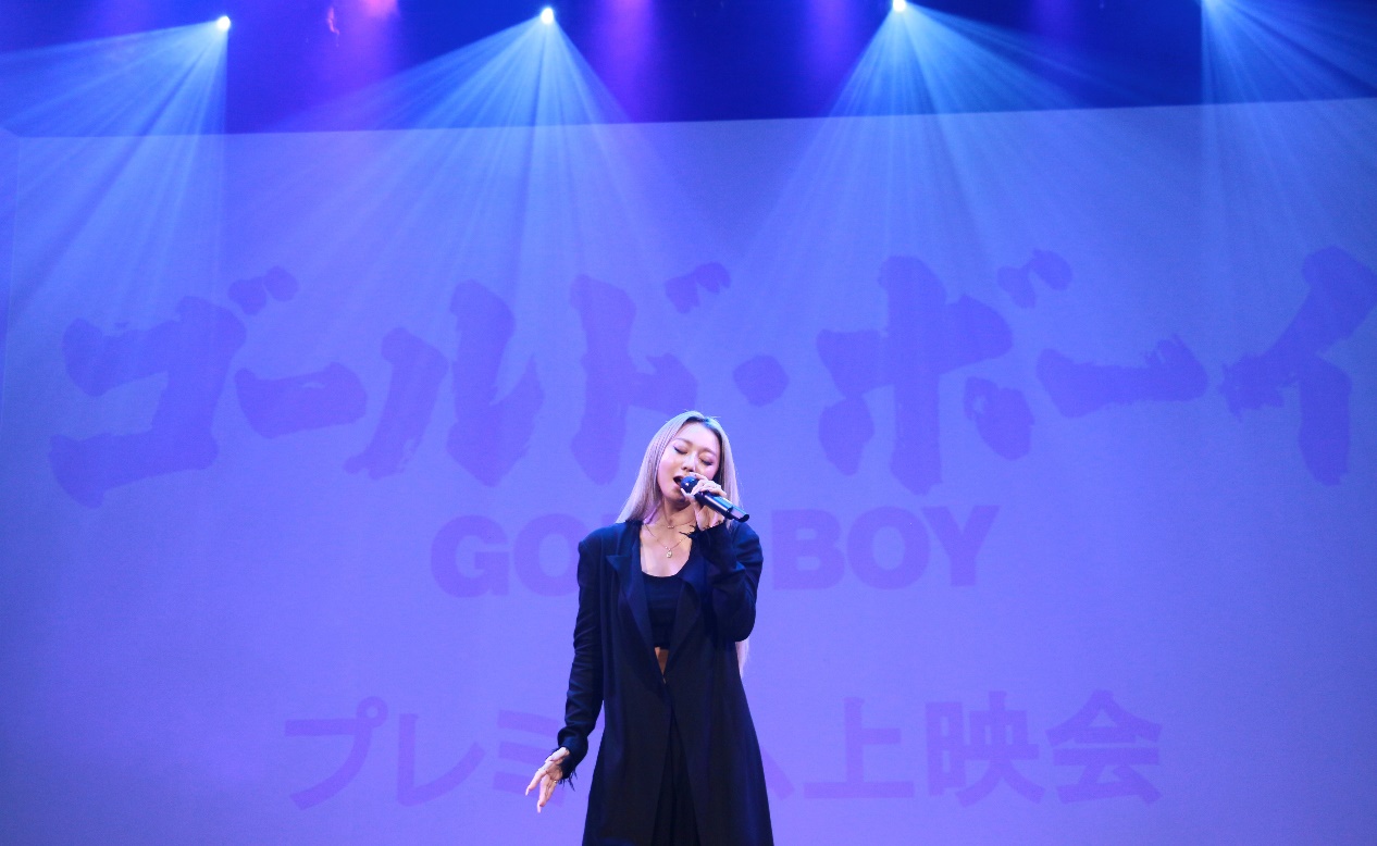 「ゴールド・ボーイ」の主題歌「Silence」を熱唱する歌手の倖田來未（撮影・許可）。