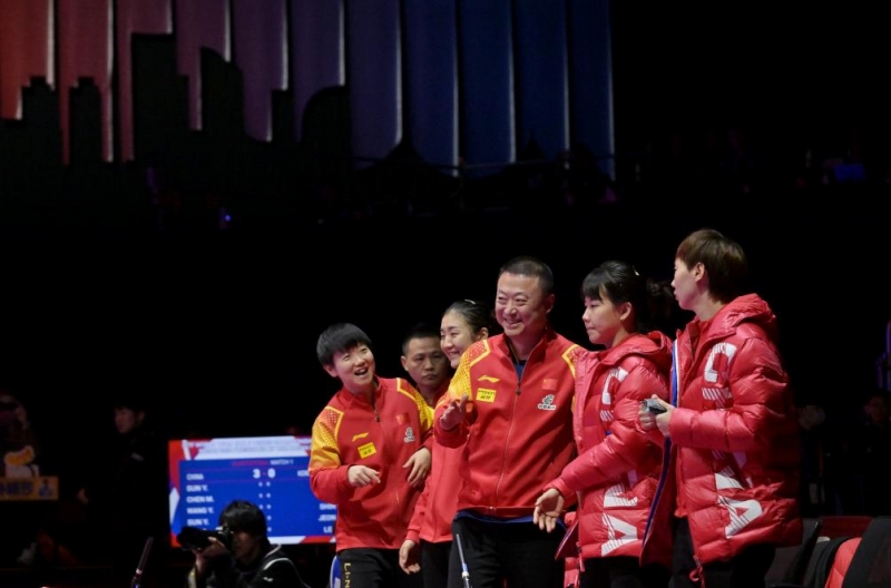 2月22日、女子団体ベスト4入りが決まり、喜ぶ卓球女子中国代表チームの選手たち（撮影・陶希夷）。
