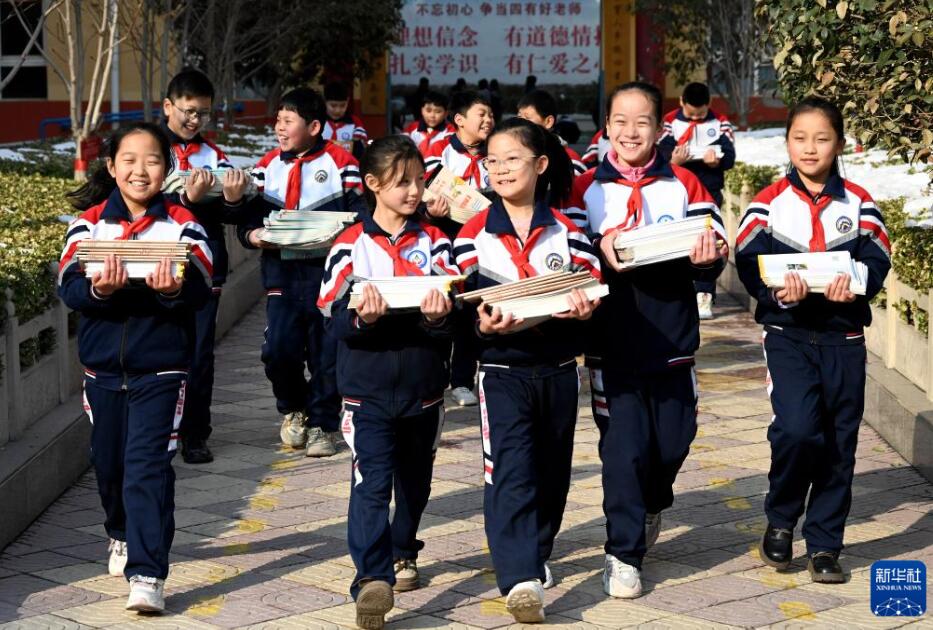 中国各地の学校で新学期スタート