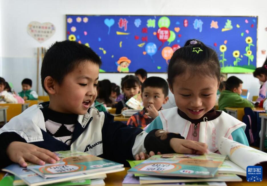 中国各地の学校で新学期スタート