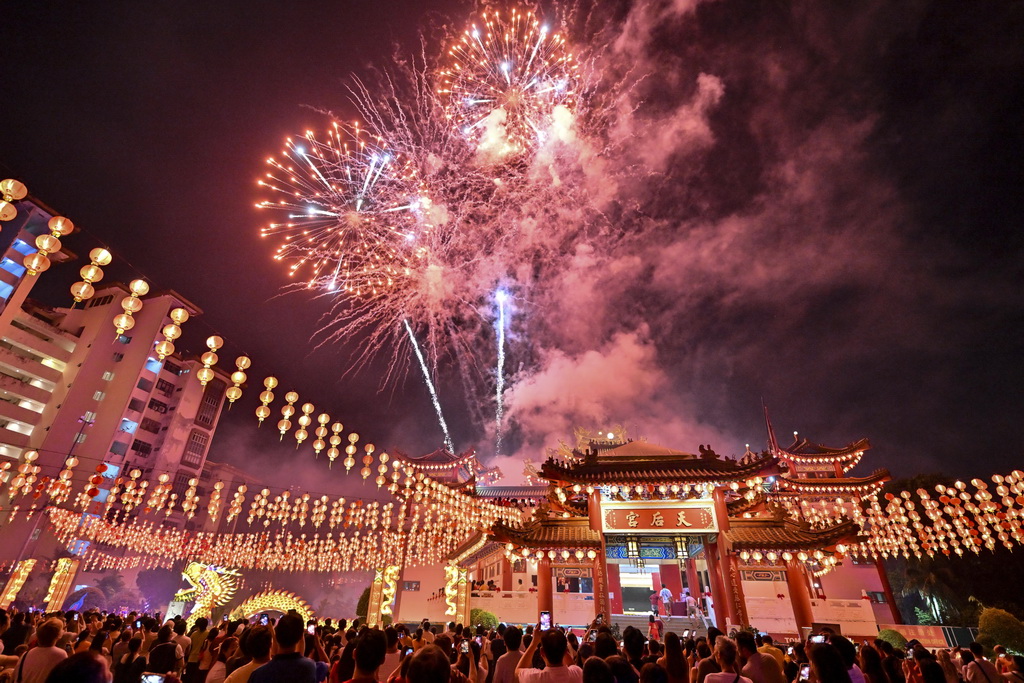 花火が打ち上げられ、元宵節を祝う多くの市民が集まったマレーシアの首都クアラルンプールの媽祖廟（2月24日撮影・程一恒）。