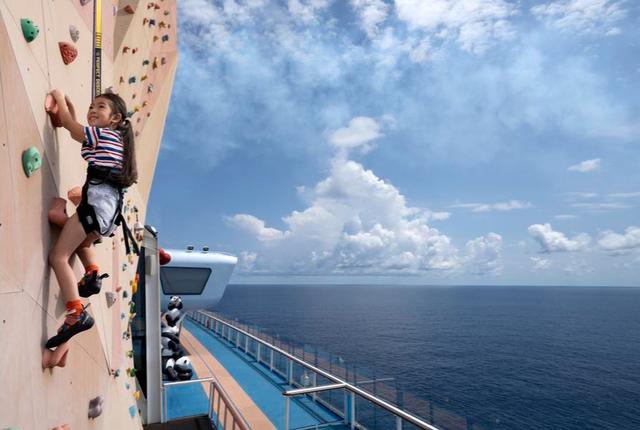 写真はロイヤル・カリビアン・インターナショナルのクルーズ船「スペクトラム・オブ・ザ・シーズ号」に設置された海の上のボルダリングウォール。（資料写真。写真提供はロイヤル・カリビアン・インターナショナル）