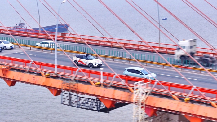 中国の自動運転車、初めて長江を横断