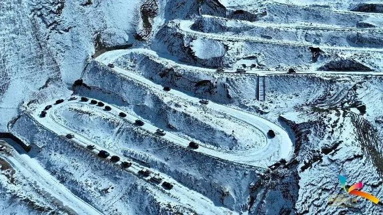 車45台が標高4000メートルの雪山越えて新疆の小学生165人を学校へ