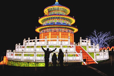 自貢灯彩集団が米国ナッシュビルで開催した中国イルミネーションランタンフェスティバル（写真提供・取材対応者）。