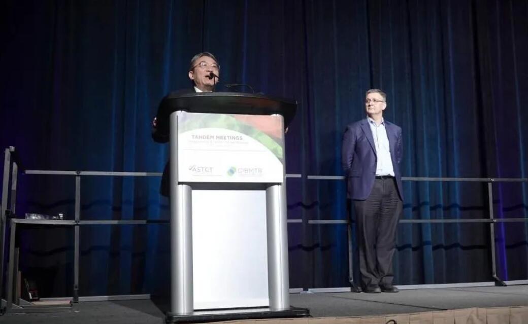 23日、米テキサス州サンアントニオで行われた2024年度移植・細胞治療会議で、黄暁軍氏（左）はCIBMTRの優秀サービス賞を受賞した後にスピーチを行った。