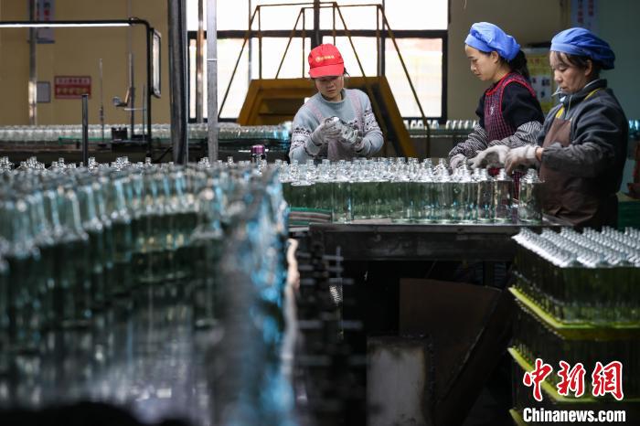 貴州省貴定、ガラス製品の製造現場は大忙し