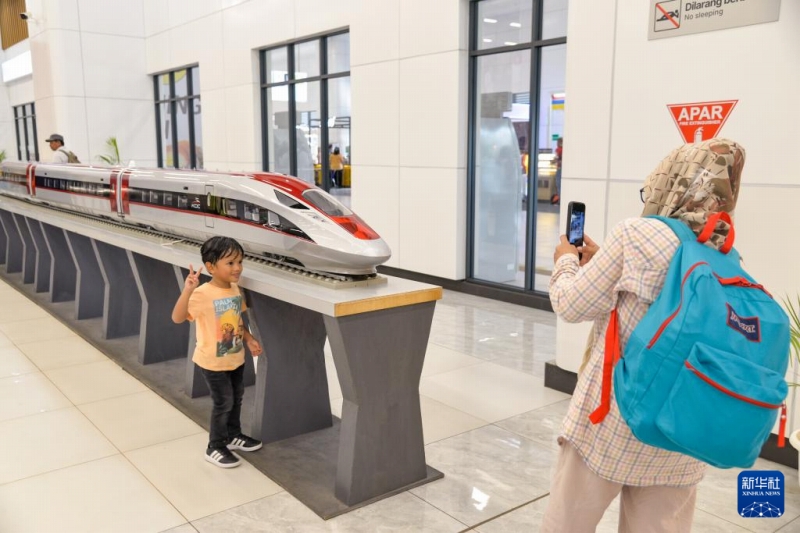 インドネシア・ジャカルタのハリム駅の待合ホールにある高速列車の模型の前で記念撮影する子供（3月3日撮影・徐欽）。