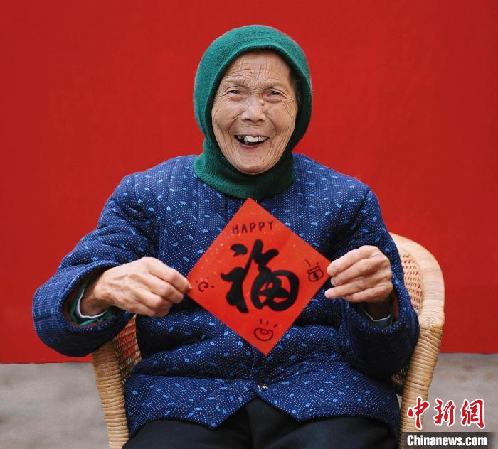 瀋夢晨さんが撮影した村の高齢女性(写真提供・瀋さん)。