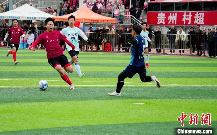 第2回貴州省農村サッカースーパーリーグの予選リーグで熱戦を繰り広げる選手たち（撮影・韋貴金）。