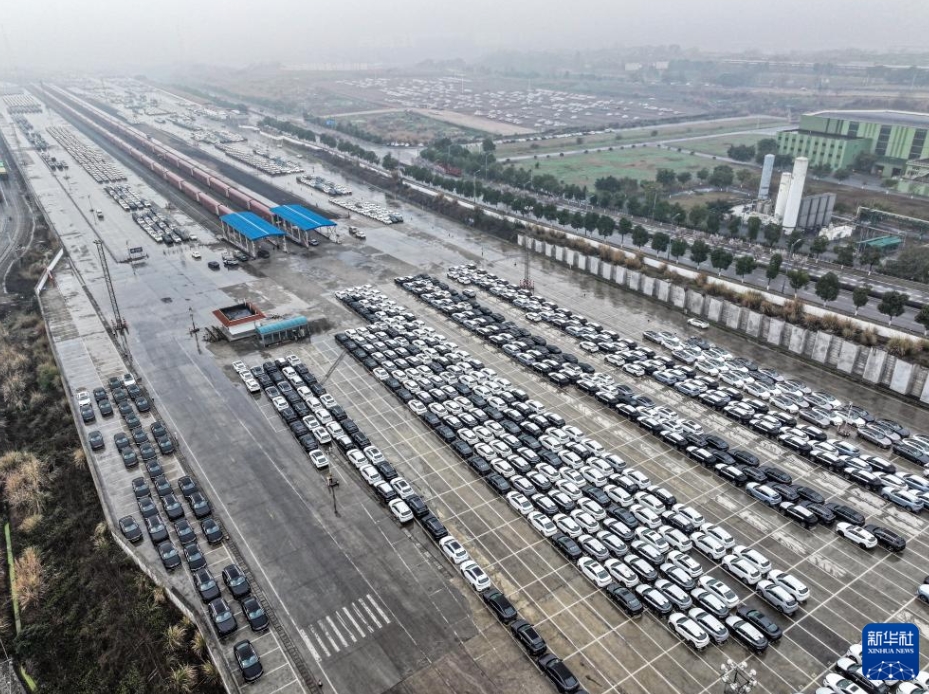 重慶市江北区の重慶魚嘴駅で積み込みを待つ輸出用完成車（3月6日、ドローンによる撮影・唐奕）。