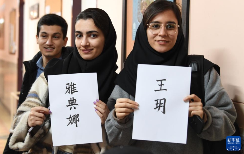 イランの大学で中国文化体験イベント