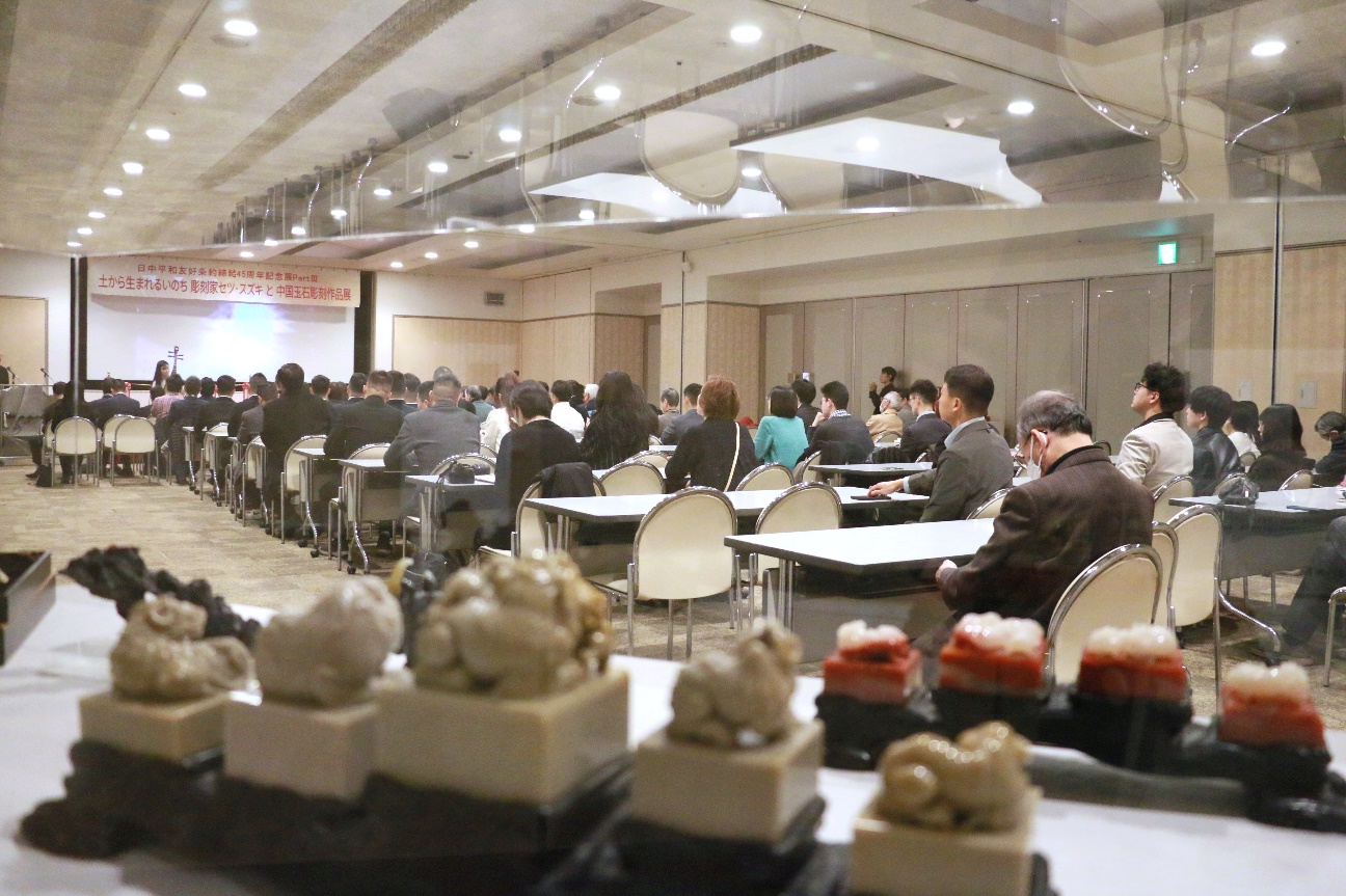「彫刻家セツ・スズキと中国玉石彫刻作品展」が東京で開幕