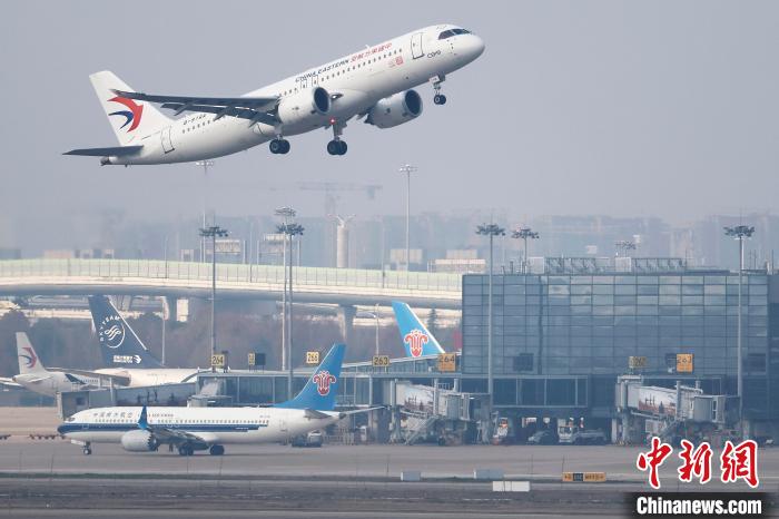 MU2152便に投入された中国東方航空の国産大型旅客機C919（ナンバー「B-919A」）が上海虹橋空港を離陸した。（撮影・殷立勤）