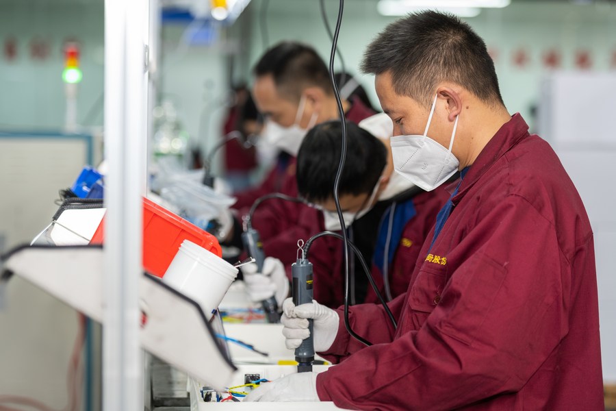 西蔵（チベット）自治区拉薩（ラサ）市の工場で、作業員が電器製品の組立生産ラインで作業を進める様子。（撮影・周荻瀟。2022年11月28日に撮影）