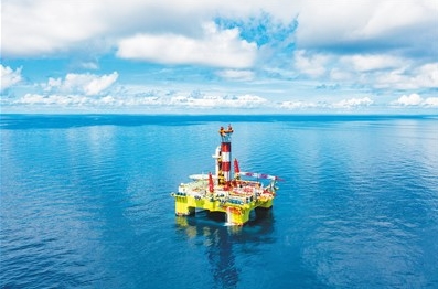 ボーリングプラットフォーム「深藍探索」号により、開平南油田での探査作業が進められている。