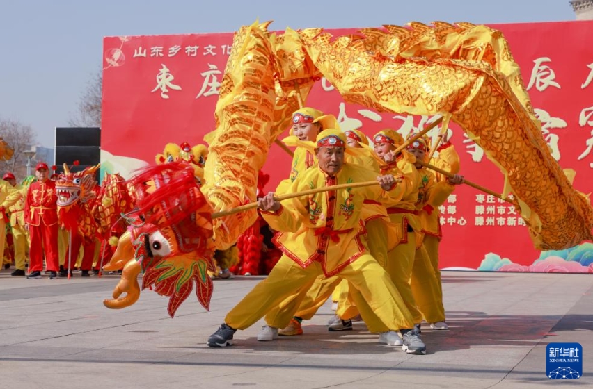 3月9日、山東省棗荘滕州市の竜泉文化広場で竜舞を披露する民間アーティスト。（撮影・王龍飛）