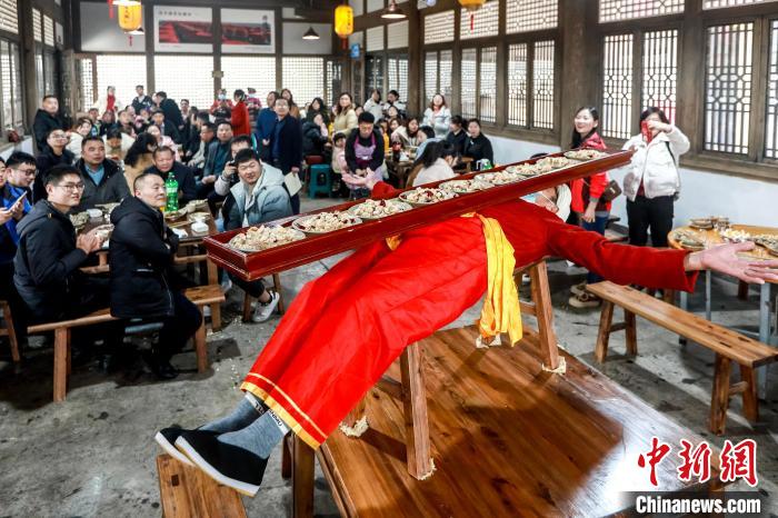 歴史ある伝統的な村落で伝統芸パフォーマンス　四川省合江