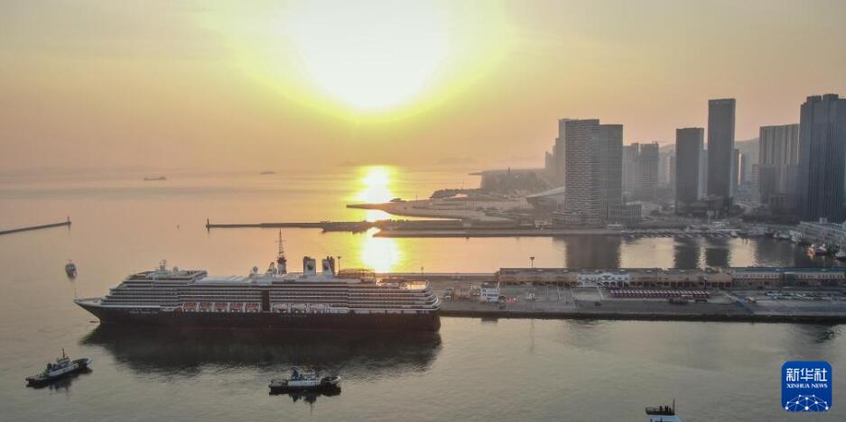 大連港国際クルーズセンター埠頭に入港したクルーズ客船「ザーンダム」号（3月10日、ドローンによる撮影・潘昱龍）。