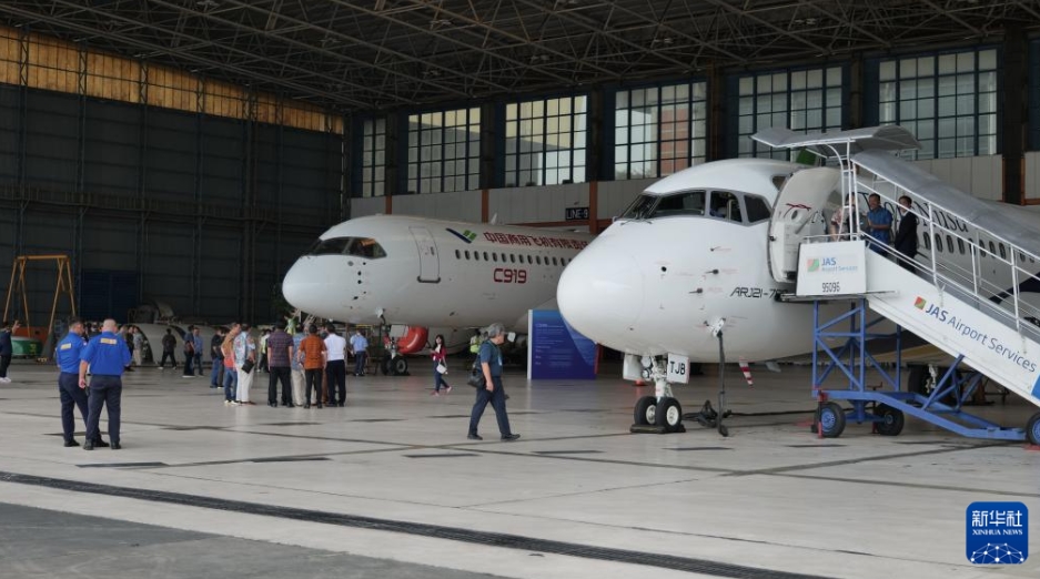 インドネシアの首都ジャカルタ郊外にあるスカルノ・ハッタ国際空港の格納庫で展示されているCOMACのARJ21（写真右）とC919（3月10日撮影・葉平凡）。