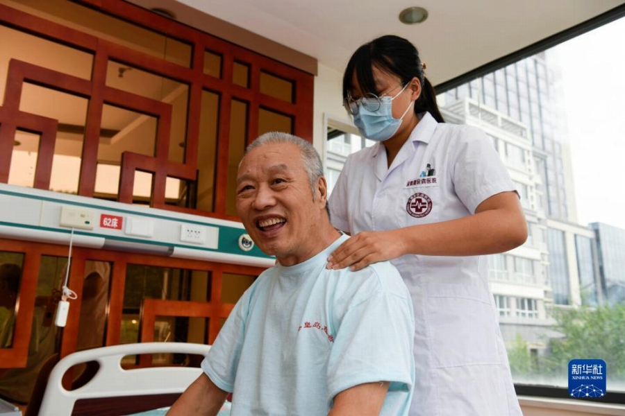 2023年8月27日、河北省承德市双滦区のある医療・リハビリ施設でマッサージを受ける高齢者男性（撮影・王立群）。