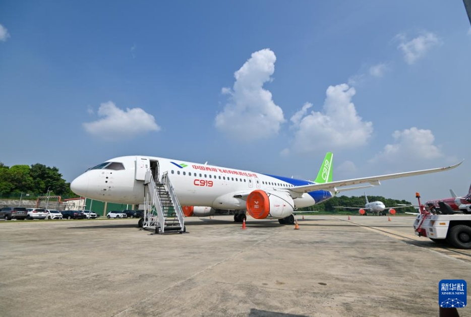 中国初の国産大型旅客機「C919」とジェット機「ARJ21」がマレーシアで公開