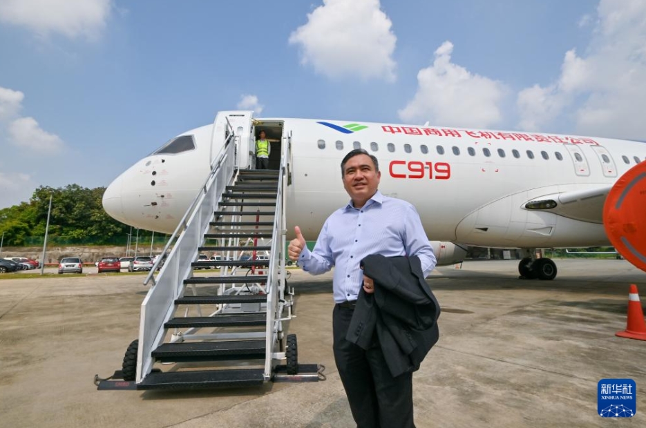 中国初の国産大型旅客機「C919」とジェット機「ARJ21」がマレーシアで公開