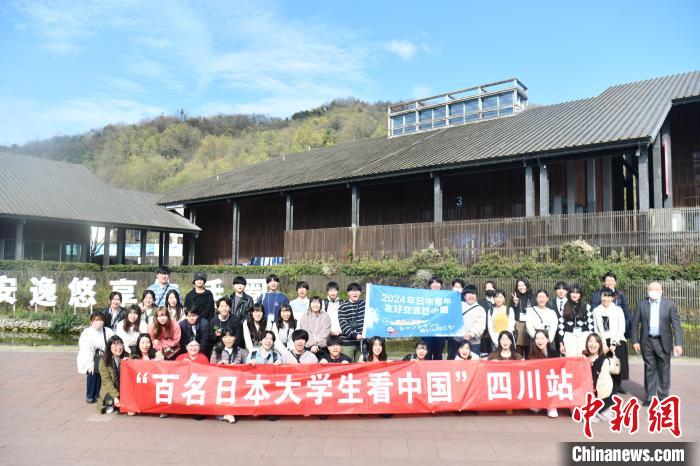 日本の大学生が成都街子古鎮を訪問　四川省