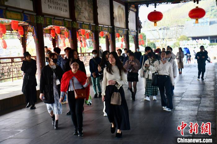 日本の大学生が成都街子古鎮を訪問　四川省