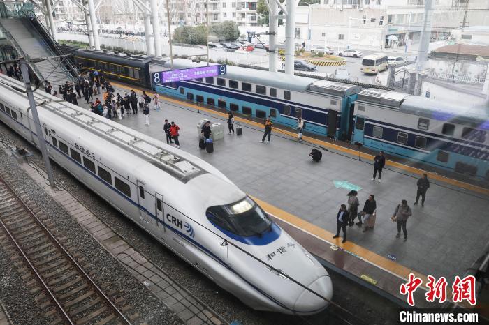 2階建て普通快速旅客列車K8411号で合肥駅に到着した乗客（3月13日撮影・殷立勤）。