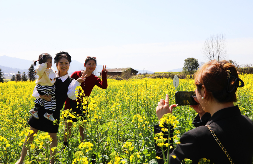 満開の菜の花を眺めて春を満喫　江西省蓮花