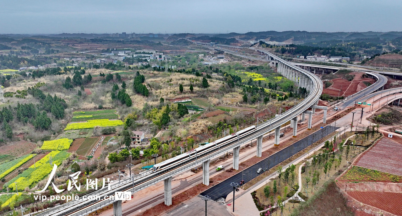 四川省初の都市間鉄道の全線で運転テスト始まる