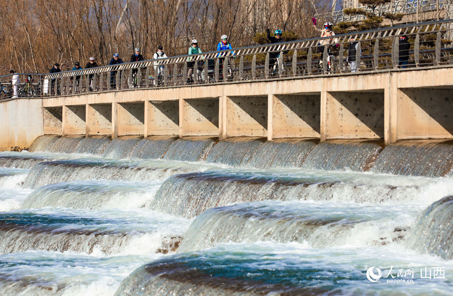 魚のウロコのような形状の滝「魚鱗叠瀑」と春の景色　山西省太原