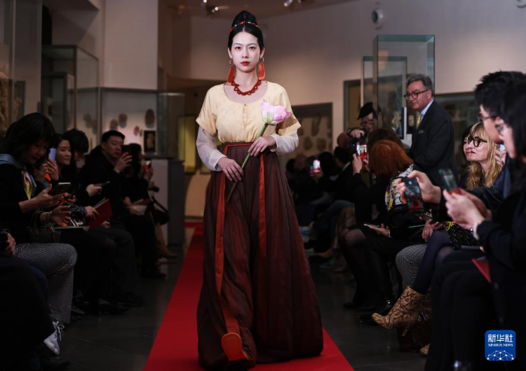 3月13日、フランス・パリのギメ東洋美術館で、敦煌文化を再現した衣装を披露する女性モデル（撮影・高静）。