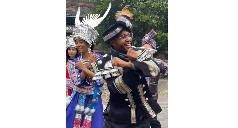 外国人記者が広西省柳州で大人気ダンス「科目三」を踊る