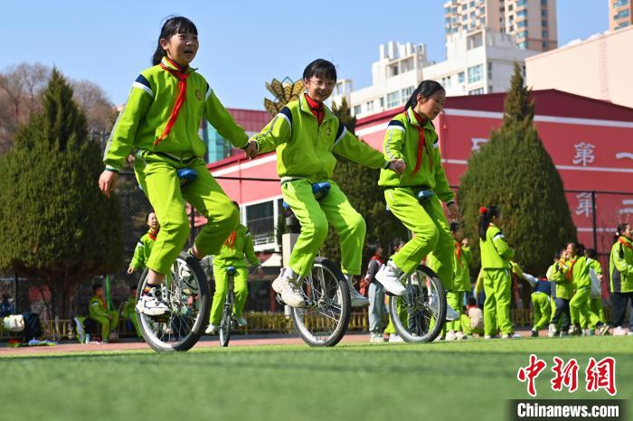 一輪車による見事なパフォーマンス披露する小学生　甘粛省蘭州
