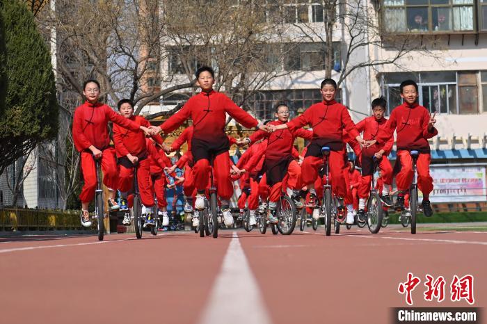 一輪車による見事なパフォーマンス披露する小学生　甘粛省蘭州