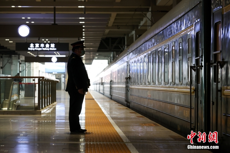 初の港珠澳大橋行き観光特別列車が北京を出発