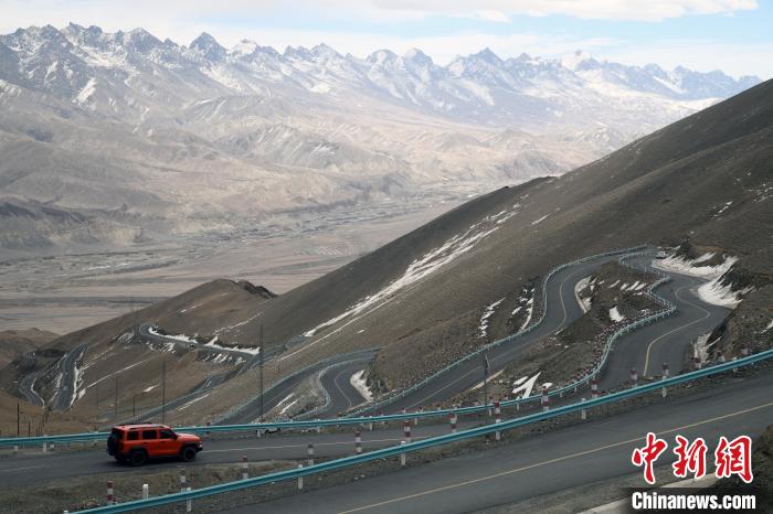 ネットで人気の道路「盤竜古道」の通行再開　新疆