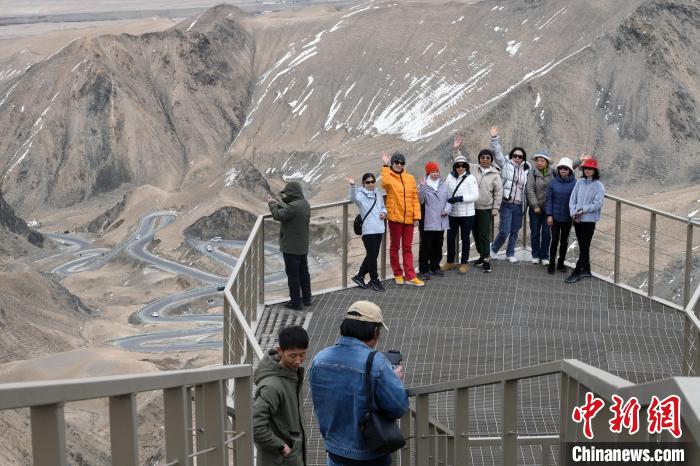 ネットで人気の道路「盤竜古道」の通行再開　新疆