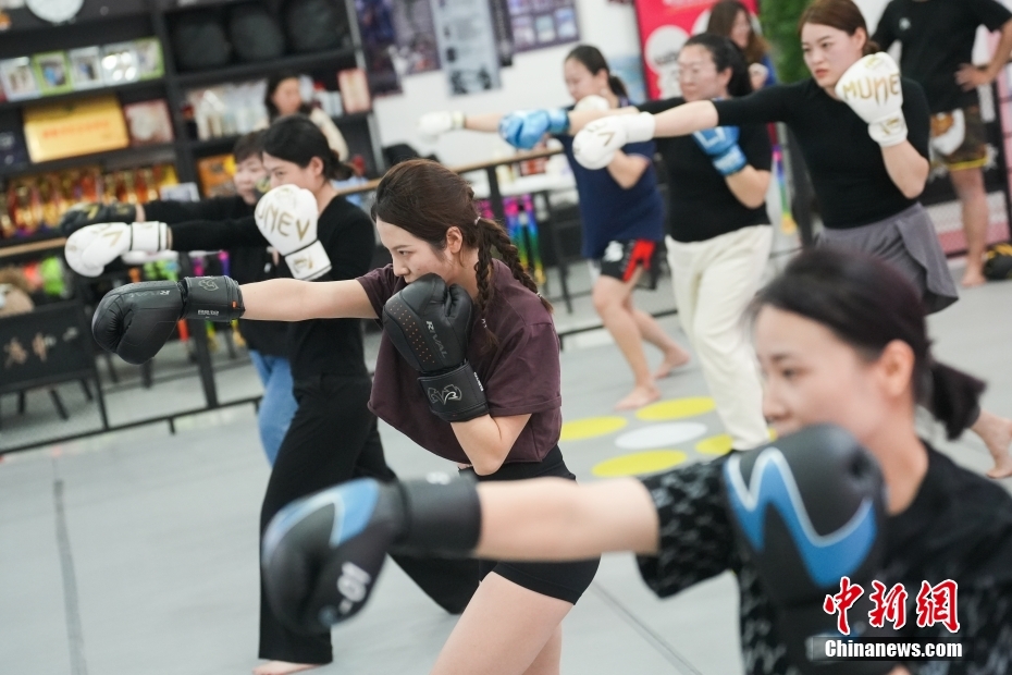 山西省太原市のボクシングジムで、ボクシングの練習に励む女性たち（3月20日撮影・武俊傑）。