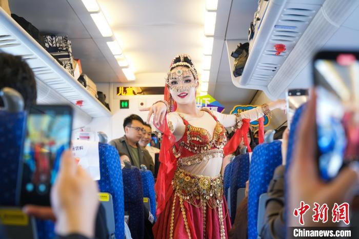 「2つのピリ辛を味わう旅」に観光客を誘う「マーラータン」特別列車を増発　寧夏
